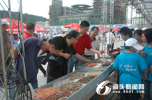 洞头第六届渔家乐海鲜美食展开幕_脾气网 本网讯(何掌霞)渔家鱼圆、渔家钉螺、猫耳朵、洪七公叫花鸡、北京烤鸭光凭这些美食的名字,也足以吊起人们的胃口。6月27日上午9时许,洞头第六届渔家乐民俗风情旅游节温州名店名厨海鲜美食展在新城广场开幕。美食展上,一道道来自洞头渔家以及天南海北的风味名小吃让食客们大饱口福。 据了解,此次美食节上共设置了洞头海鲜小吃、洞头特色旅游商品及其他各地名小吃等三类展位,共50个摊位,为期五天,将为洞头渔家乐旅游节增添浓厚的节日氛围。地道的蒙古特色烧烤、新疆烤肉及北京烤鸭等小吃首次亮相其中,