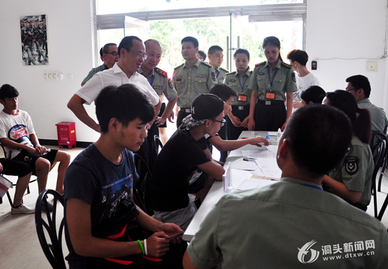 区委书记董智武慰问征兵体检青年