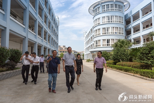 市政协主席余梅生赴灵昆开展教师节慰问