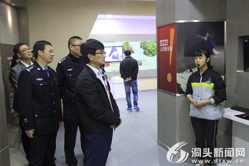 区长王蛟虎赴实验中学视察禁毒教育基地