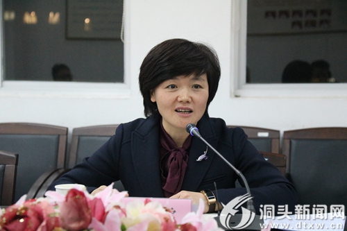 林霞主持召开老干部座谈会 征求政府工作报告