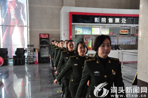 近百名部队官兵观看电影《红海行动》