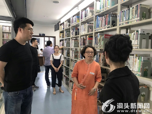 区人大调研视察区图书馆工作