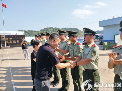 区领导开展 “八一”慰问和高温慰问活动
