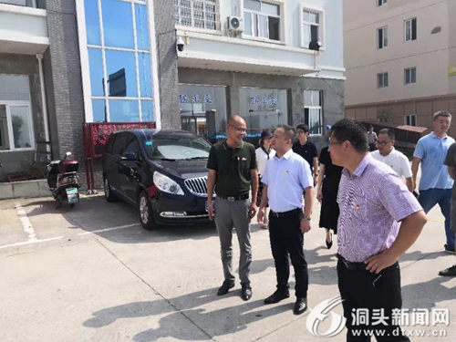 区领导督查后进村整治工作