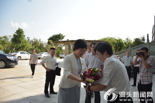 祝福送给辛勤园丁  区领导走访慰问优秀教师