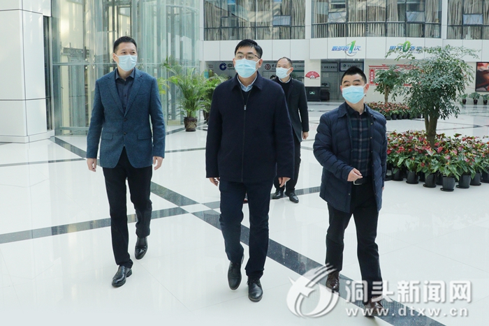 代区长郭云强走访慰问干部职工