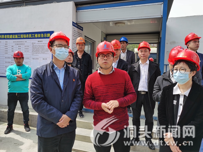 区领导赴霓屿街道开展“三服务”活动
